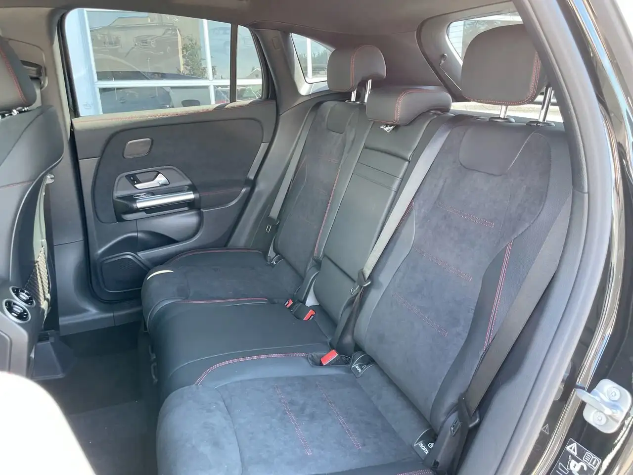 Mercedes-Benz GLA снимка Mercedes-Benz GLA