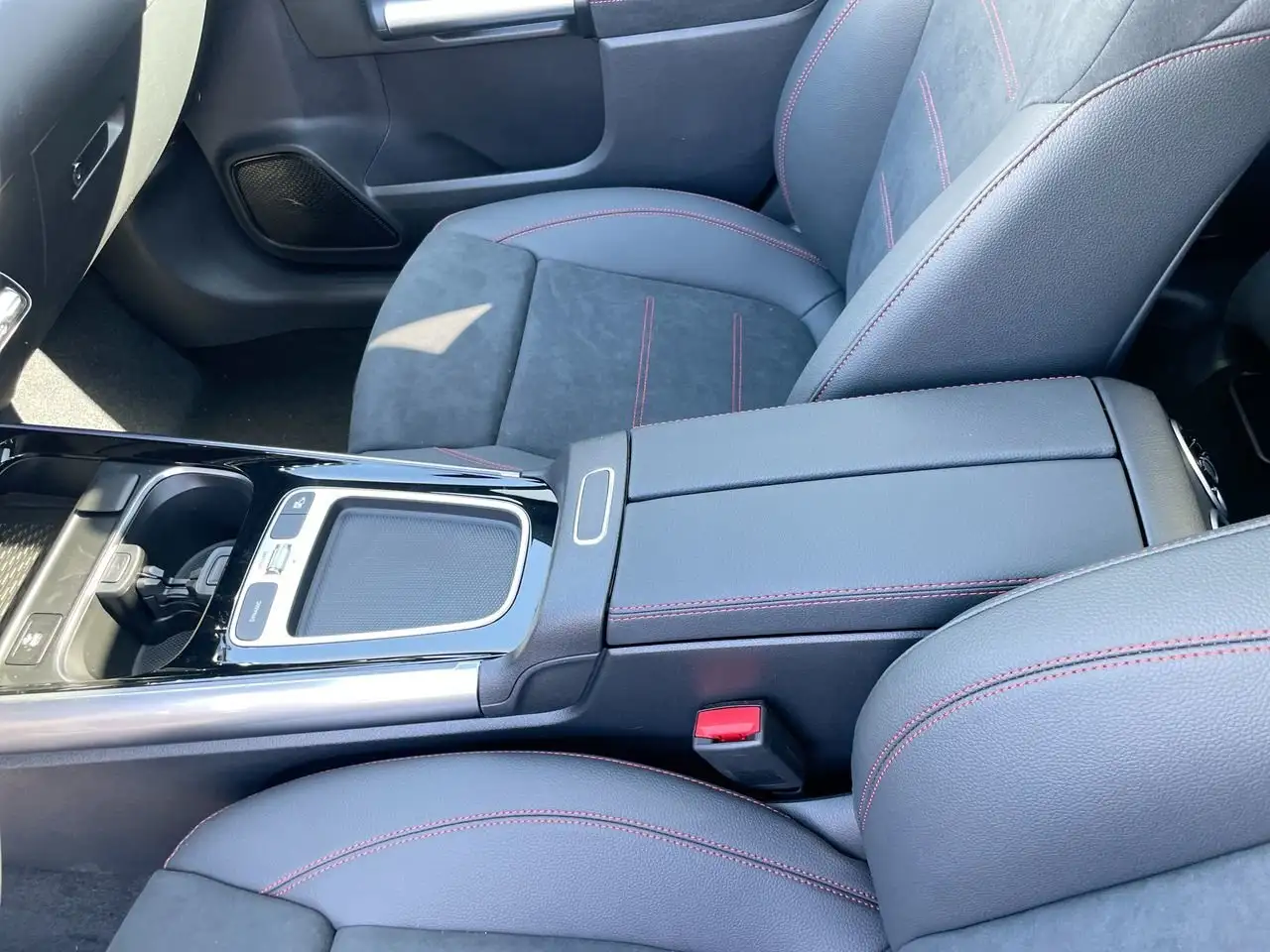 Mercedes-Benz GLA снимка Mercedes-Benz GLA