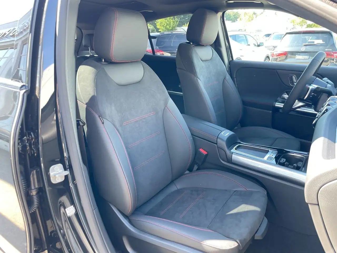 Mercedes-Benz GLA снимка Mercedes-Benz GLA