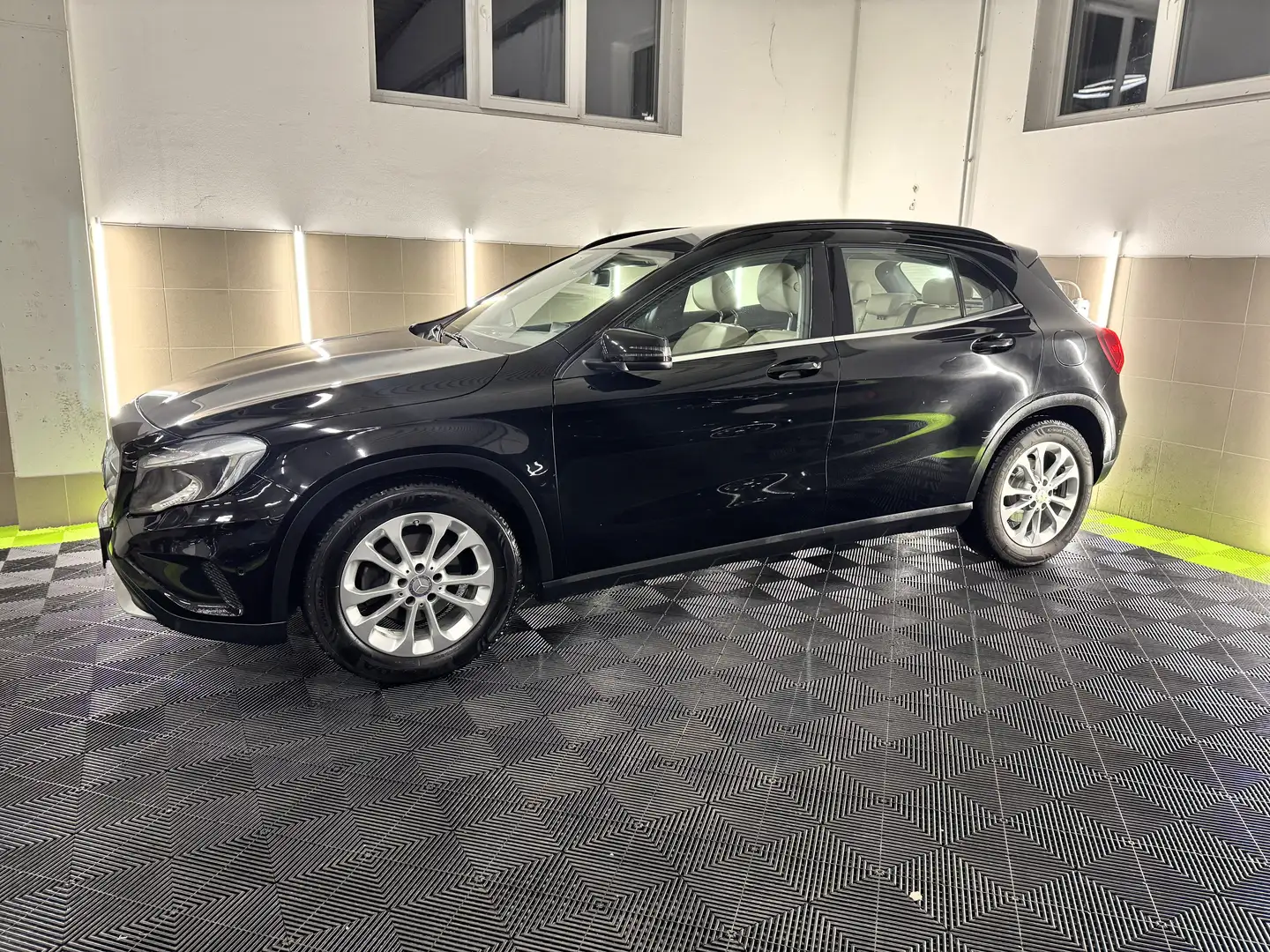 Mercedes-Benz GLA 200 GLA 200d 2.0 Aut. Navi/Klima/Sitzheizung/PDC Schwarz - 2