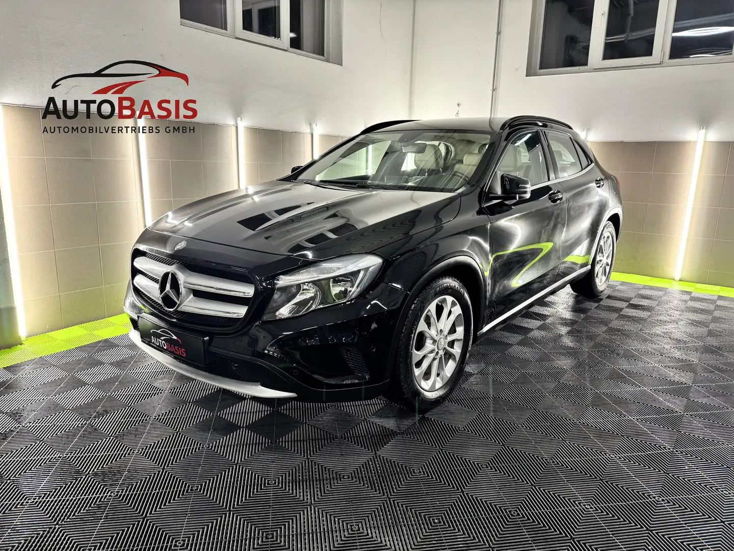 Mercedes-Benz GLA 200 GLA 200d 2.0 Aut. Navi/Klima/Sitzheizung/PDC Schwarz - 1