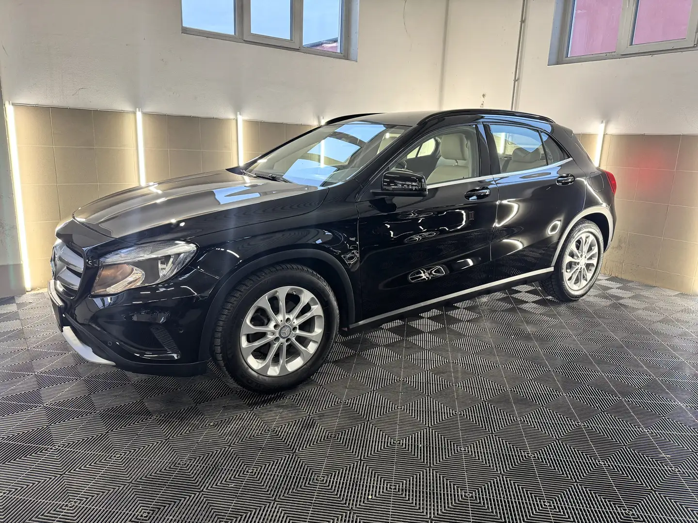 Mercedes-Benz GLA 200 GLA 200d 2.0 Aut. Navi/Klima/Sitzheizung/PDC Schwarz - 2