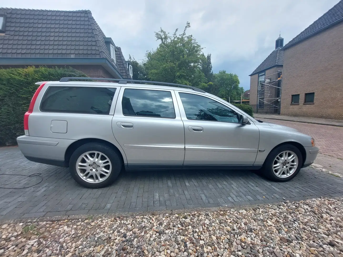 Volvo V70 2.4 Momentum, APK zgan, koude airco! Zilver - 1