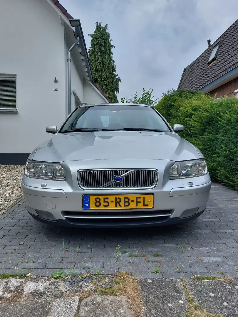 Volvo V70 2.4 Momentum, APK zgan, koude airco! Zilver - 2
