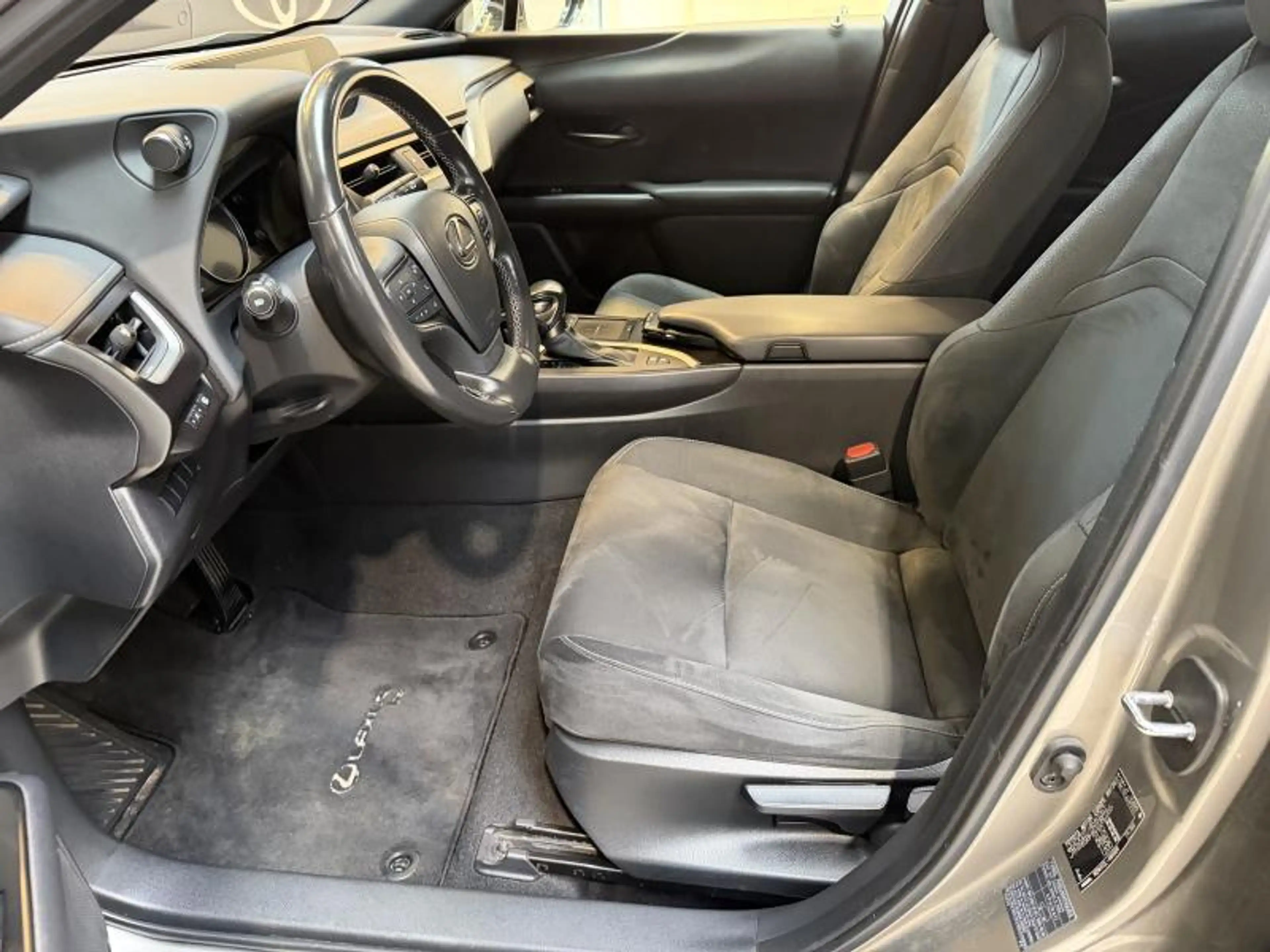 Lexus UX 250h Business Line — photo 10