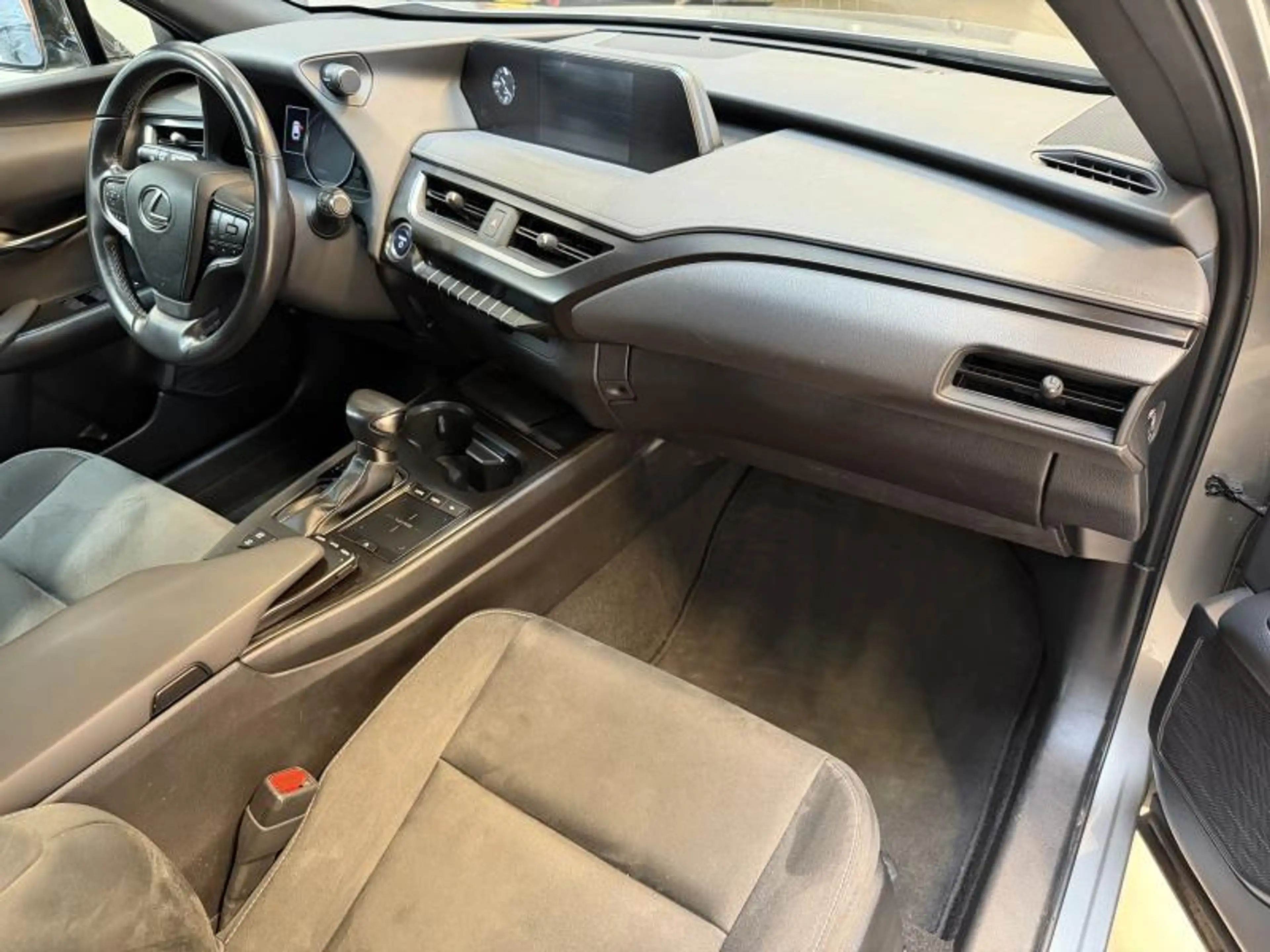 Lexus UX 250h Business Line — photo 13