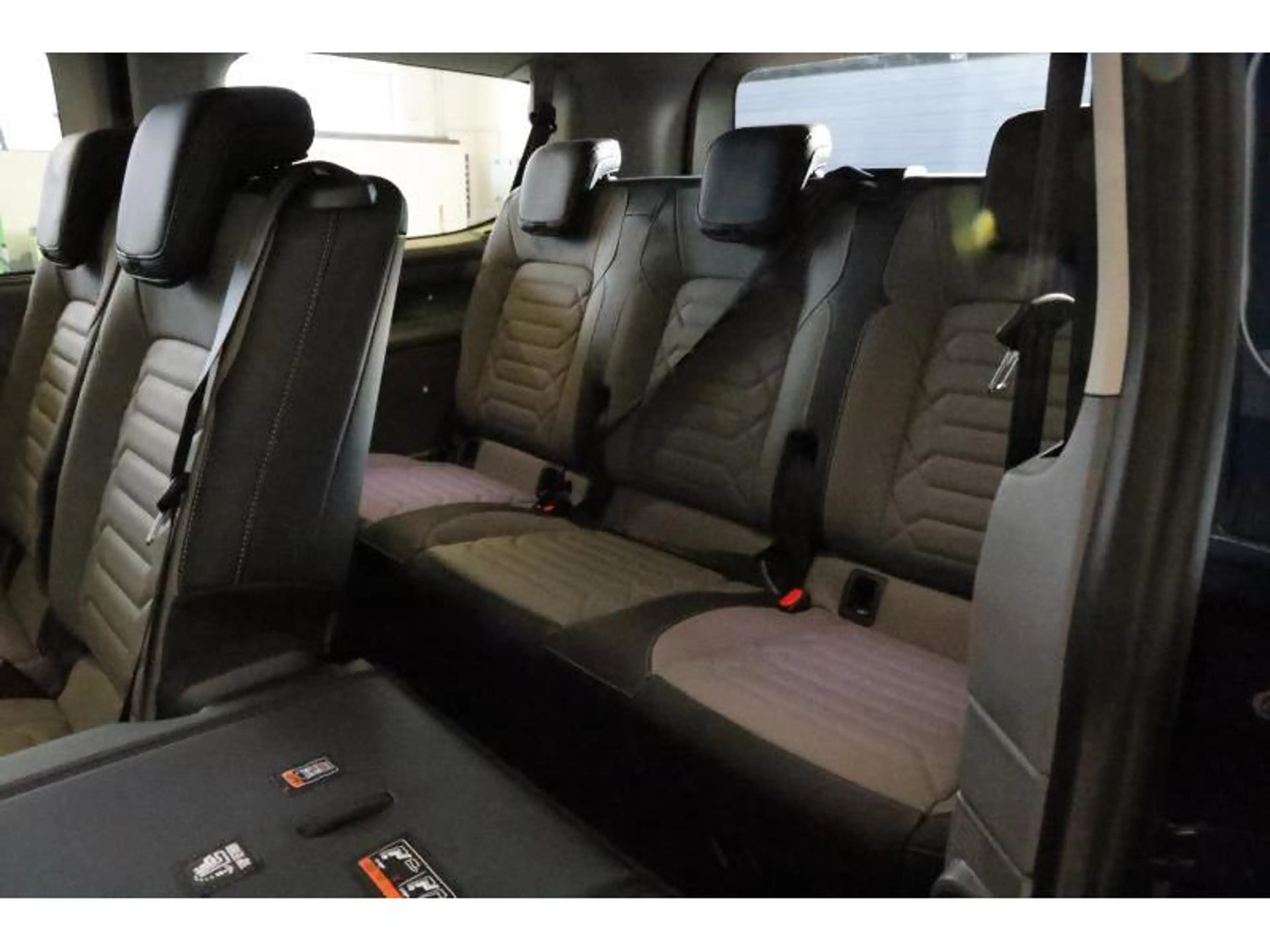 Volkswagen T7 Caravelle Style — photo 10