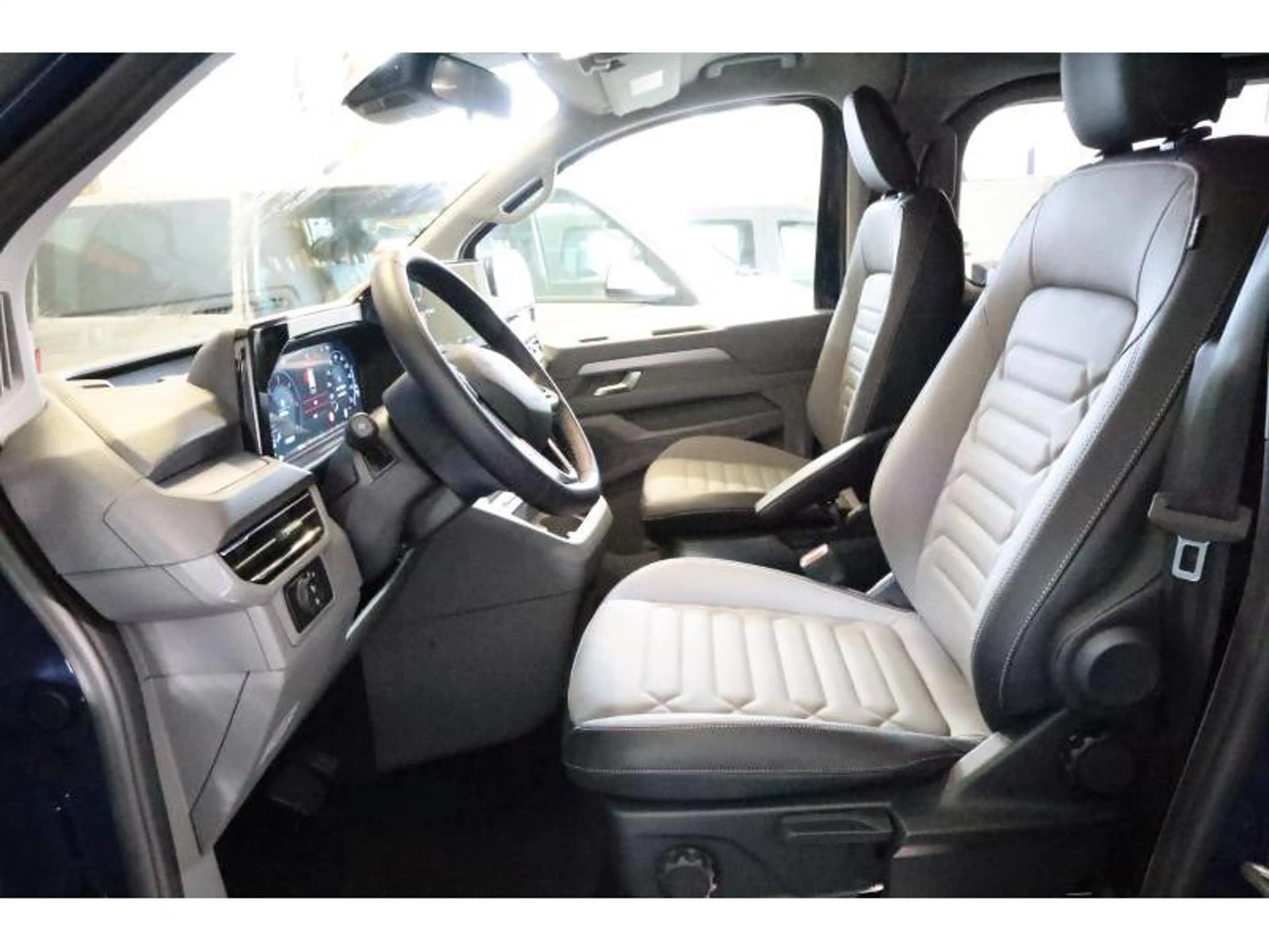 Volkswagen T7 Caravelle Style — photo 4