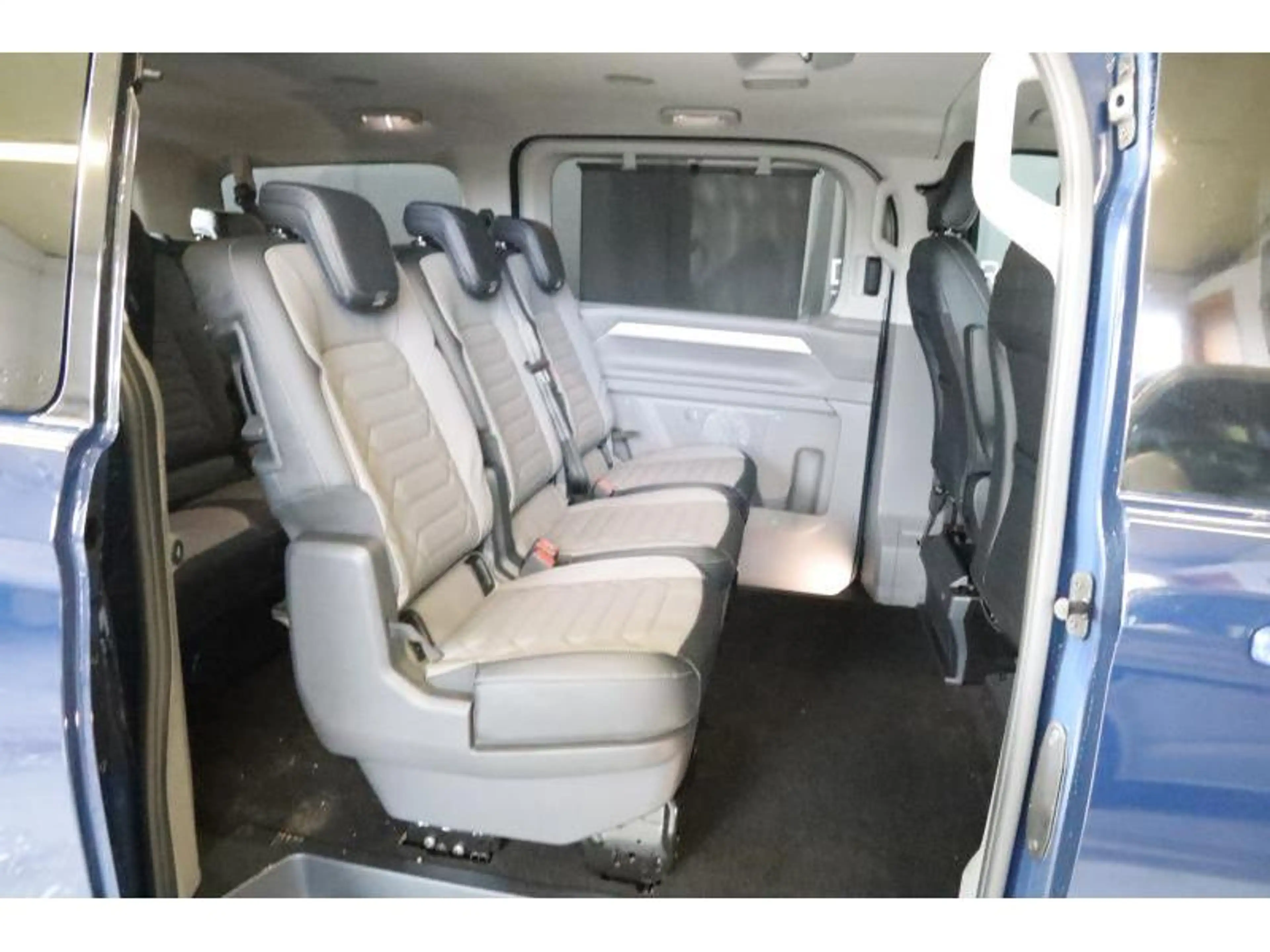 Volkswagen T7 Caravelle Style — photo 13