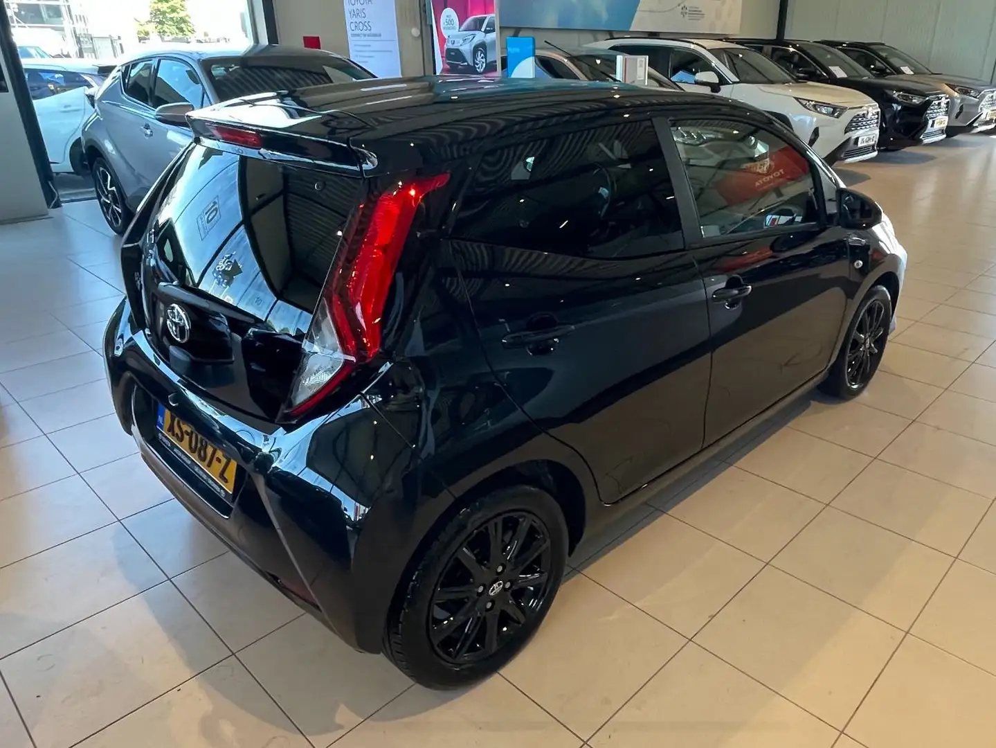 Toyota Aygo Aygo 1.0 VVT-i x-joy Zwart - 2