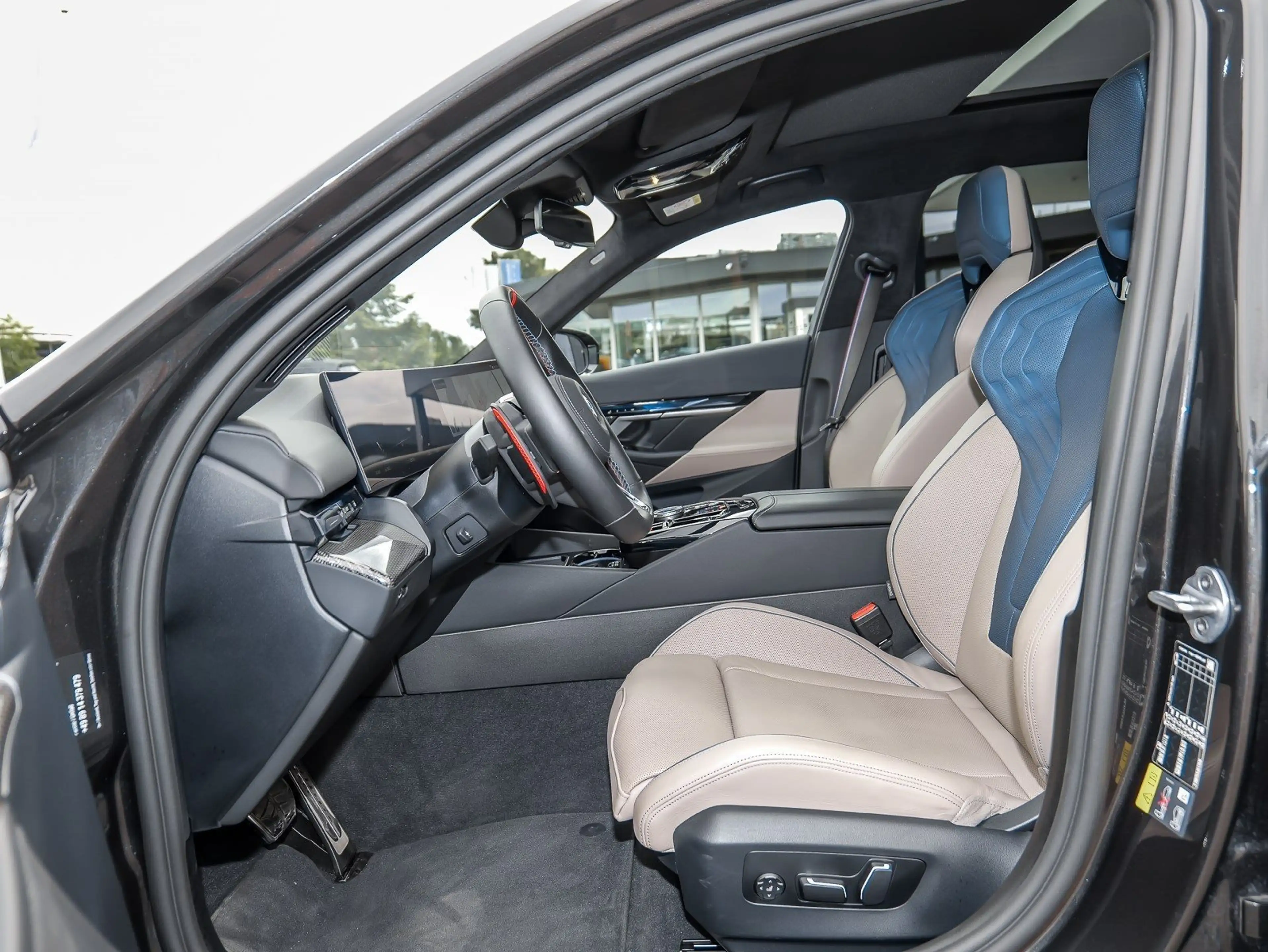 BMW M5 Limousine PANO ACC AHK 360°KAM RFK NAVI LED — photo 5