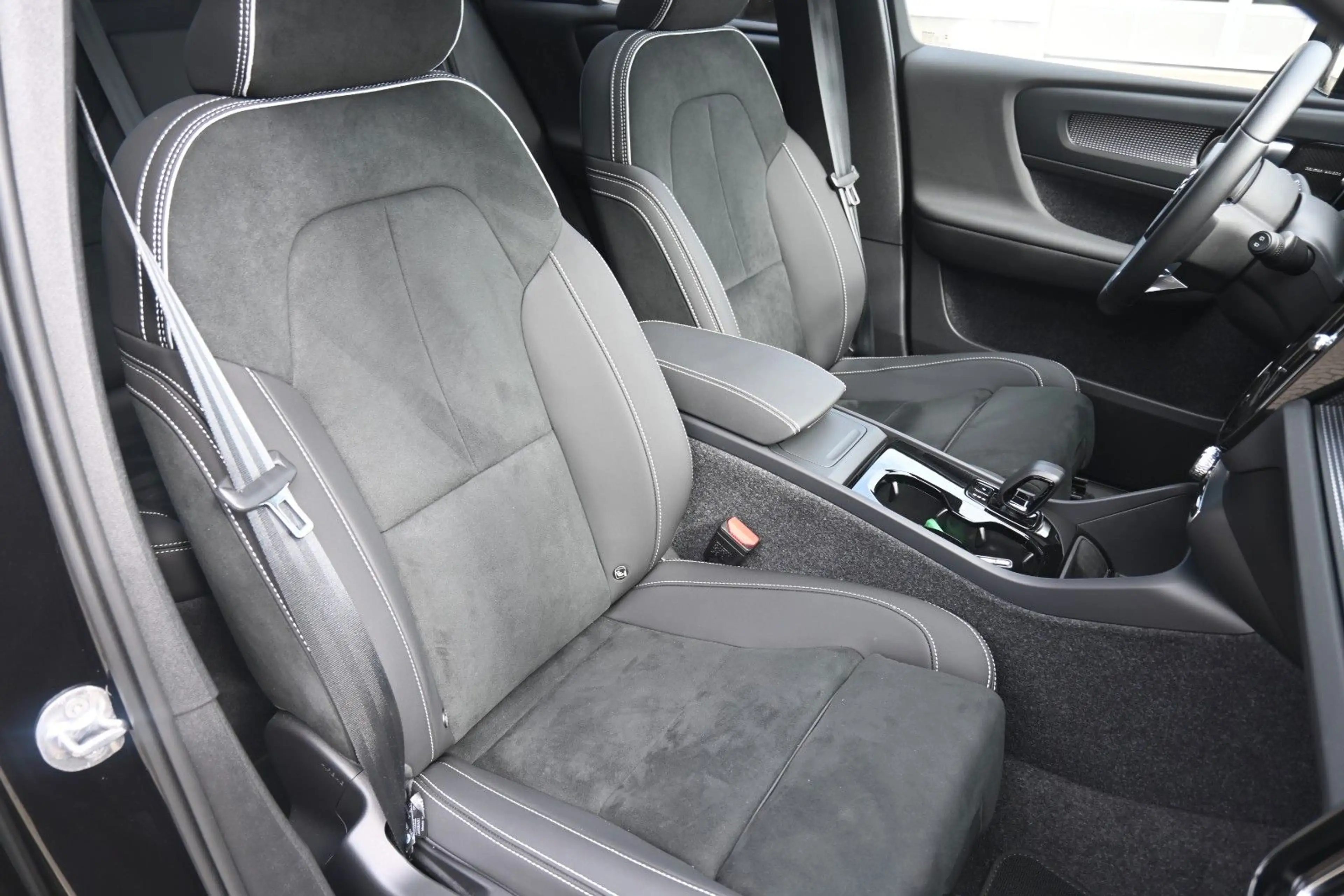 Volvo EX40 Ultra Black Ed. Single Motor Ext Range*AHK — photo 14