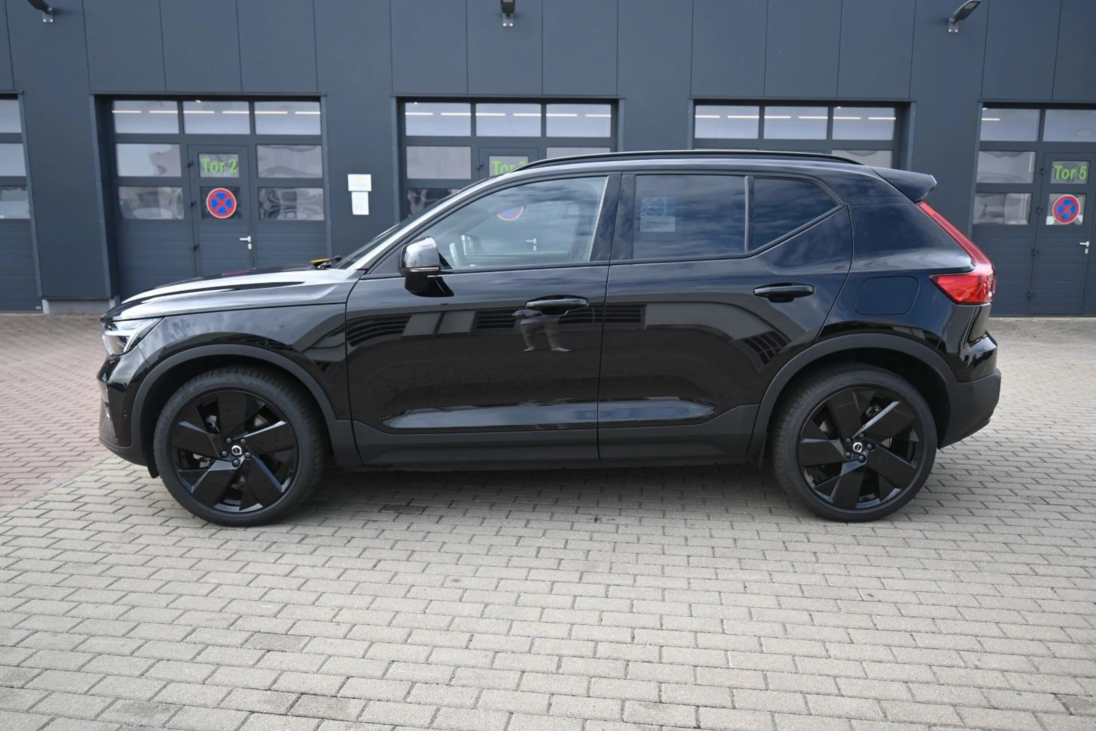 Volvo EX40 Ultra Black Ed. Single Motor Ext Range*AHK — photo 2