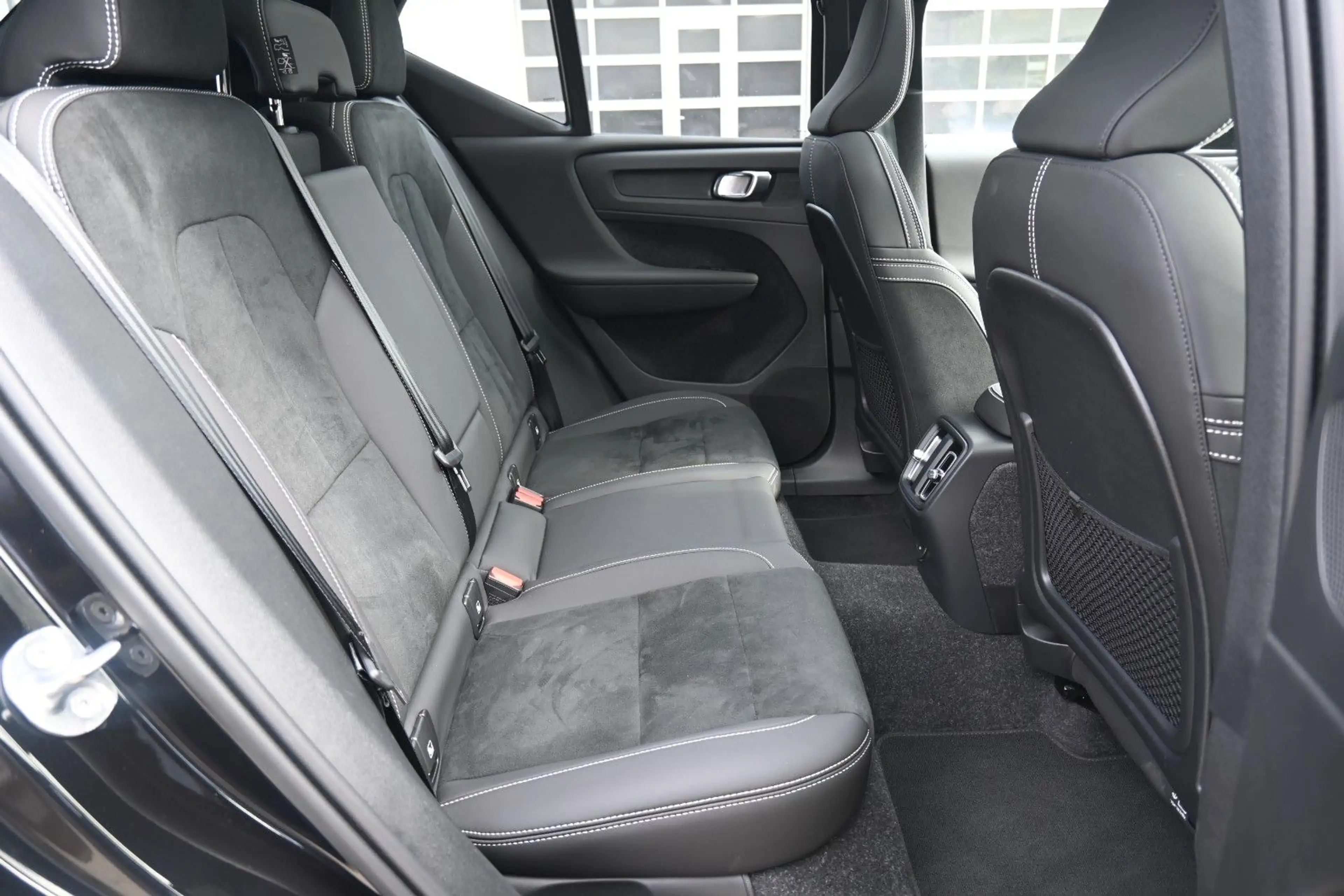Volvo EX40 Ultra Black Ed. Single Motor Ext Range*AHK — photo 15