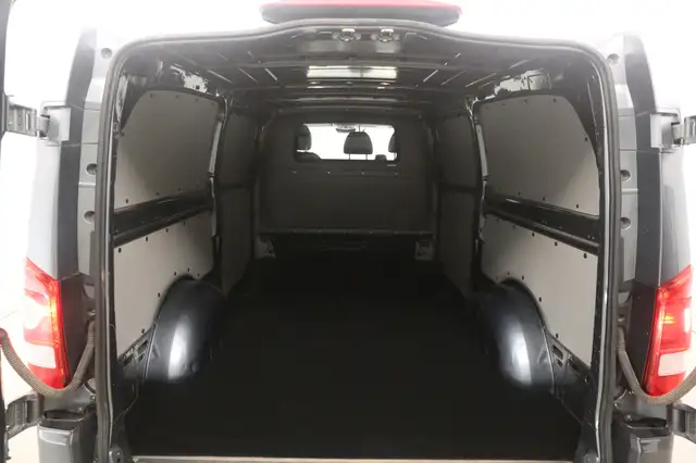 Mercedes-Benz Vito view 3