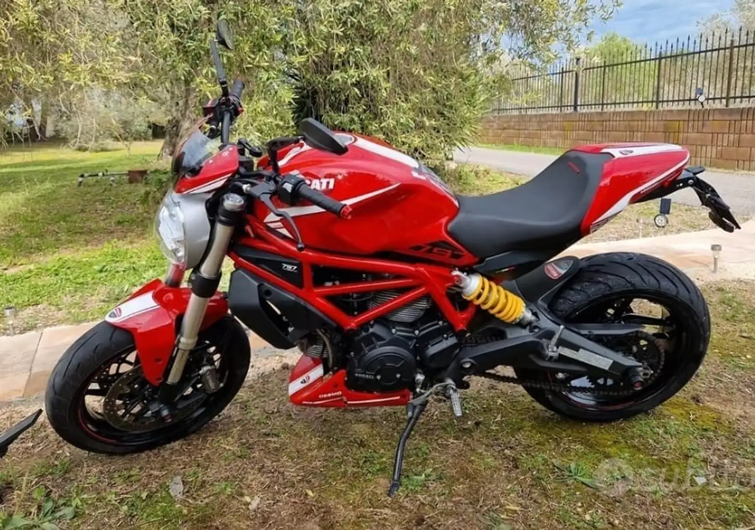 Ducati Monster 797 molto ben curato, 2 selle , nuova pompa dei freni, Rojo - 1