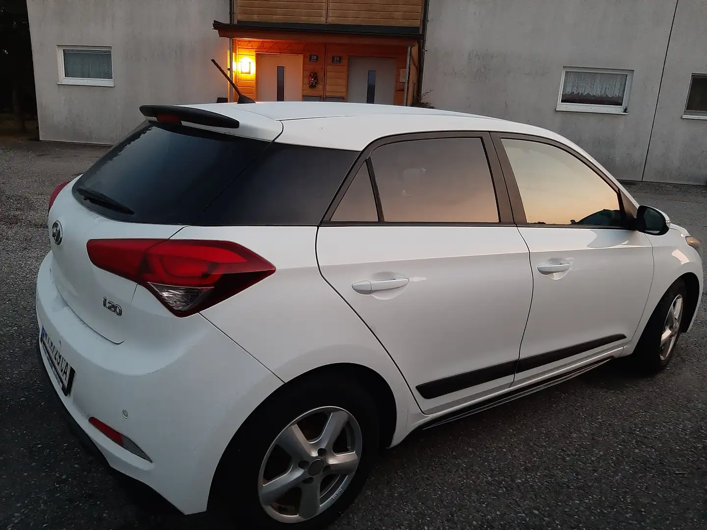 Hyundai i20 i20 1,25 Go Go Weiß - 2