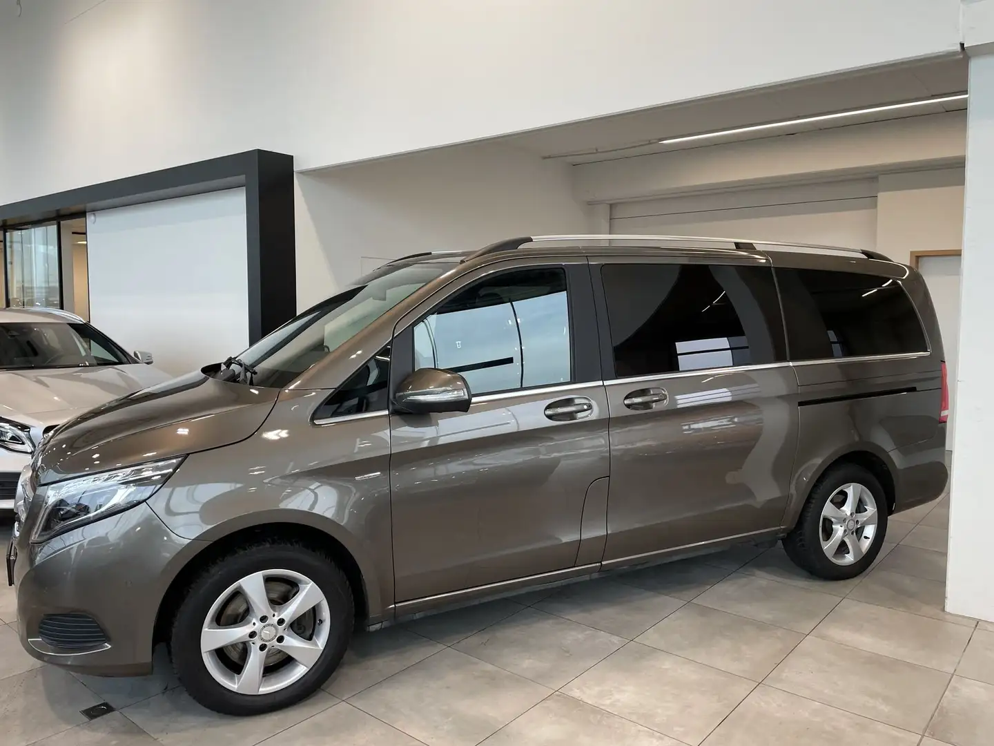 Mercedes-Benz V 250 Avantgarde / Leder / Automaat / 360°gr camera / 4 Brons - 1