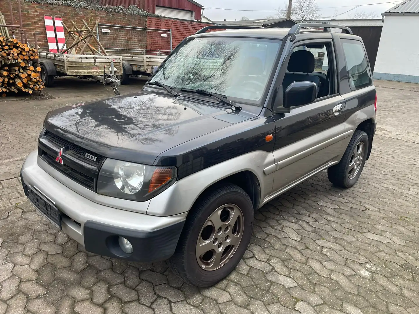 Mitsubishi Pajero Pinin Schwarz - 2