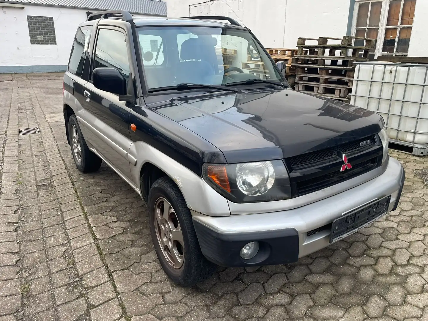 Mitsubishi Pajero Pinin Schwarz - 1