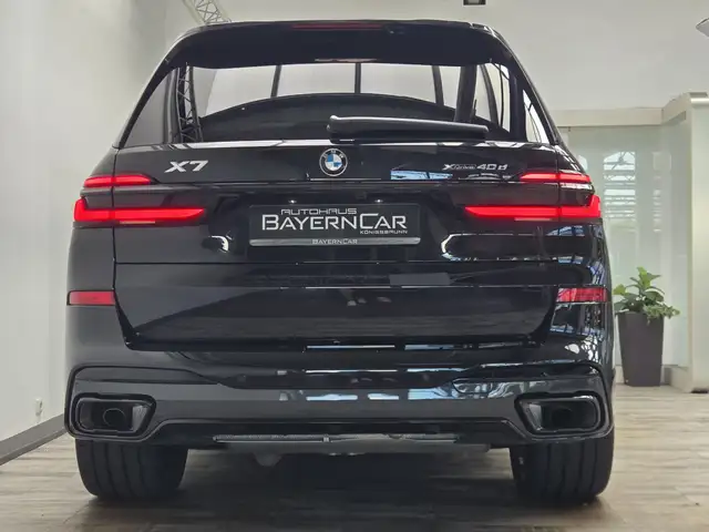 BMW X7 view 5