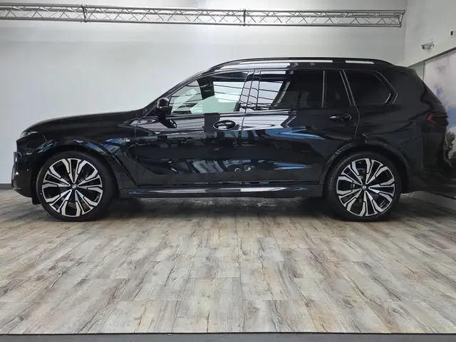 BMW X7 view 3