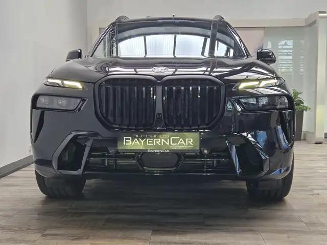 BMW X7 view 2