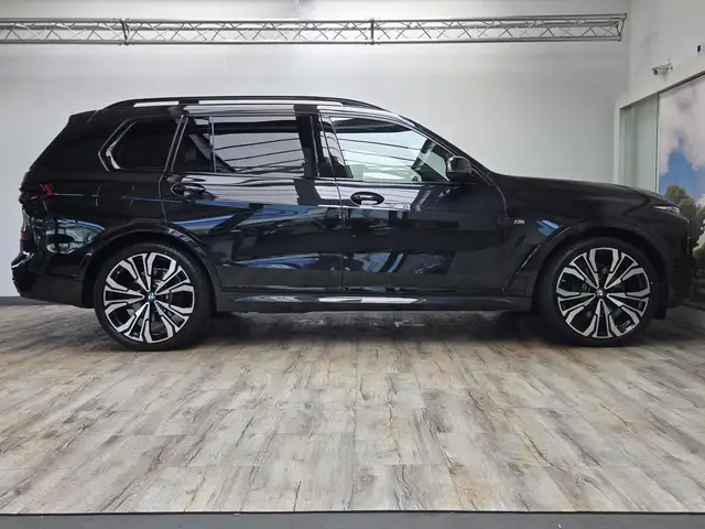 BMW X7 view 4