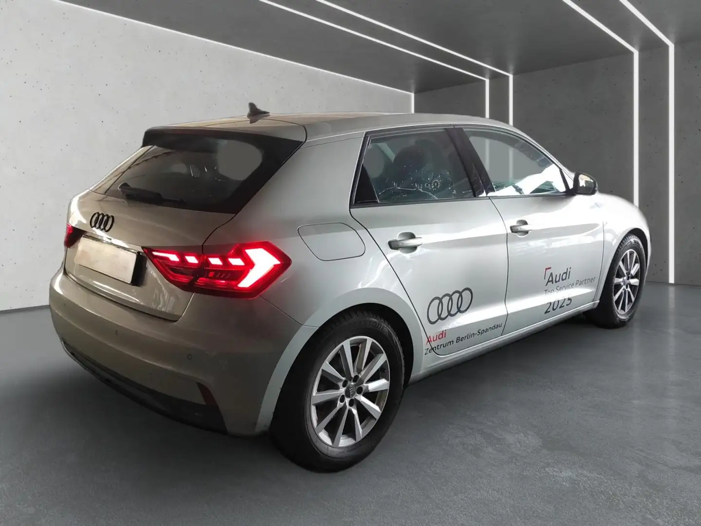 Audi A1 35 TFSI Adv. S tronic *GRA*R-CAM* Silber - 2