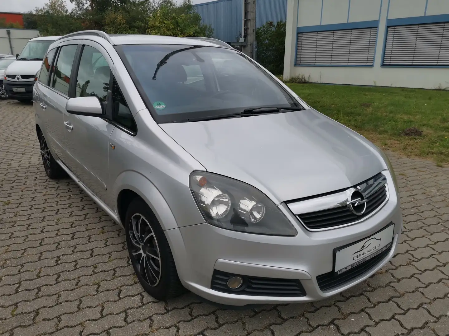 Opel Zafira Zafira 1.8 Cosmo TÜV Klima 7 Sitzer Plateado - 1