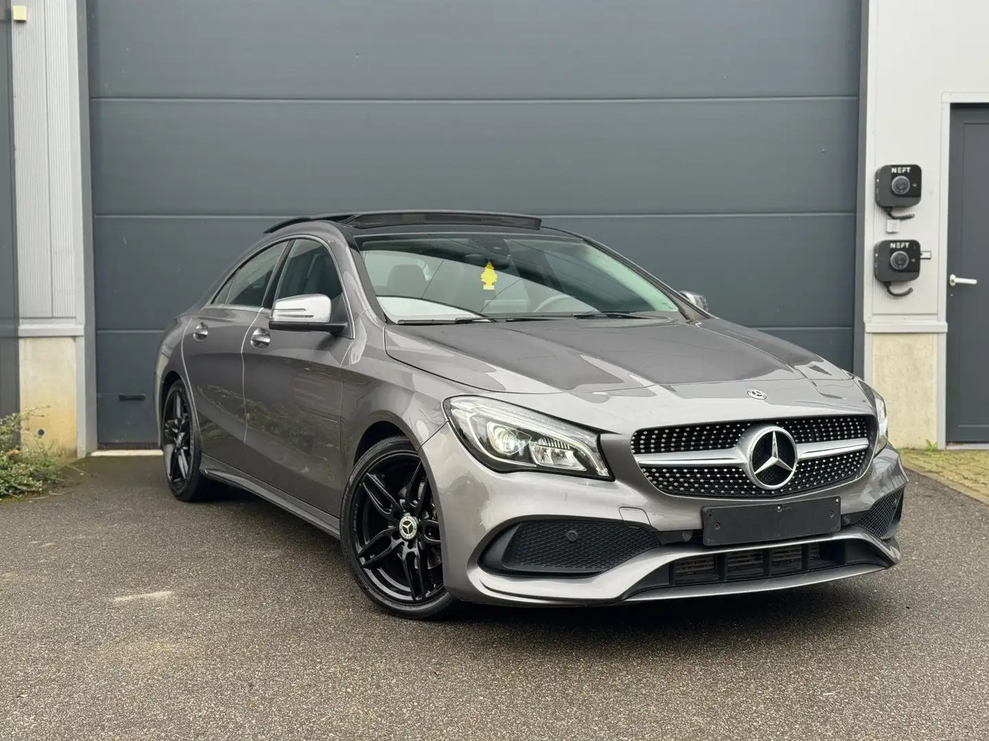 Mercedes-Benz CLA 180 GERESERVEERD Gris - 1