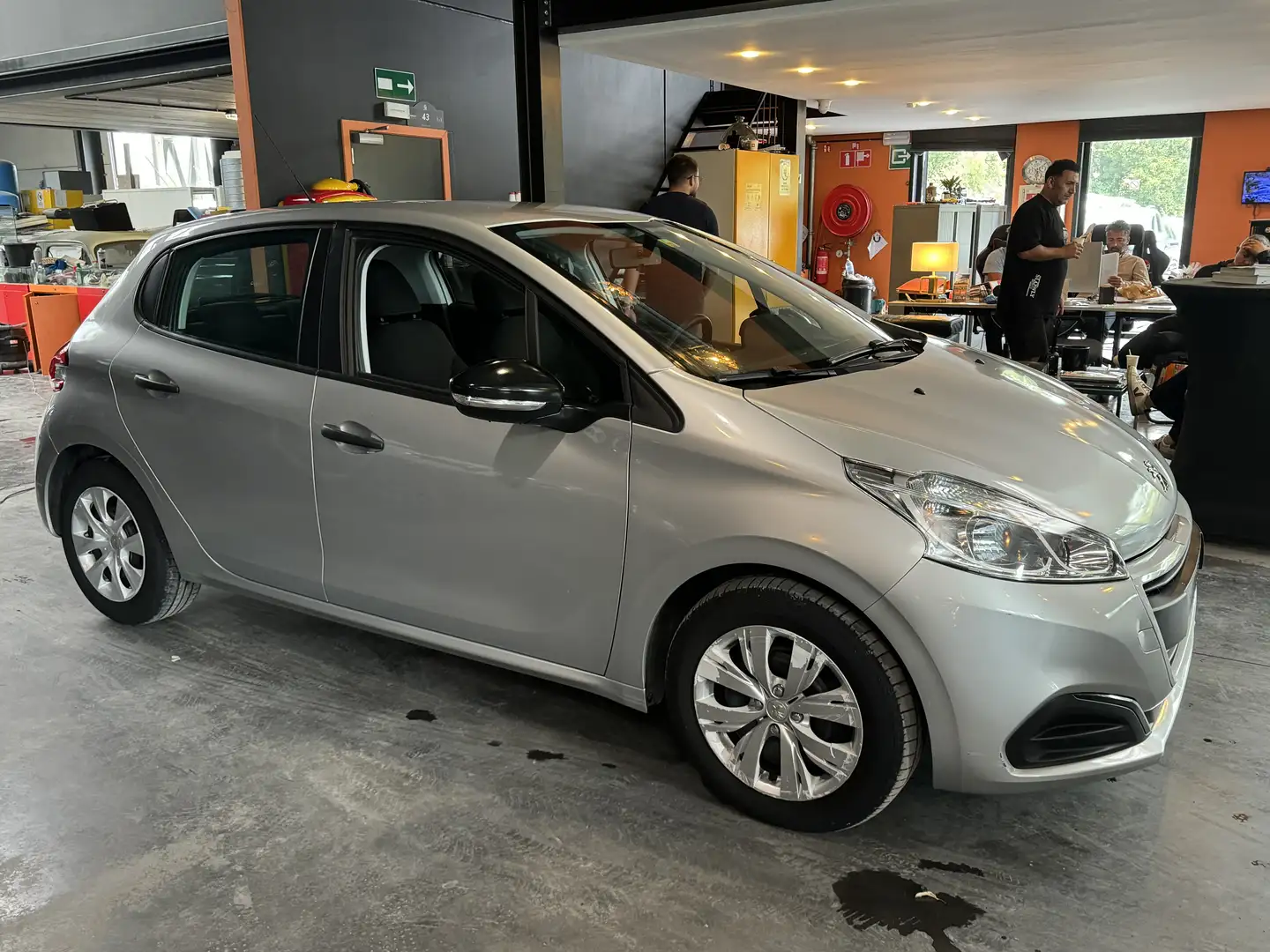 Peugeot 208 1.2i - A/C - RADIO MEDIA/TEL - 5 PORTES-60KW/82CV Grijs - 2