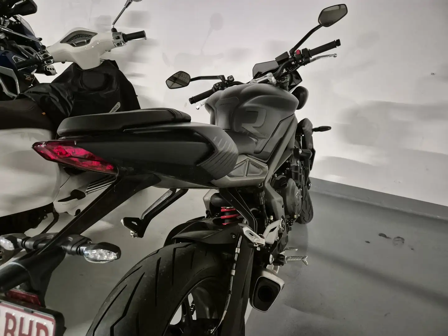 Triumph Street Triple 765 quick shifter, poignées chauffantes, réservoir 17L Negru - 2