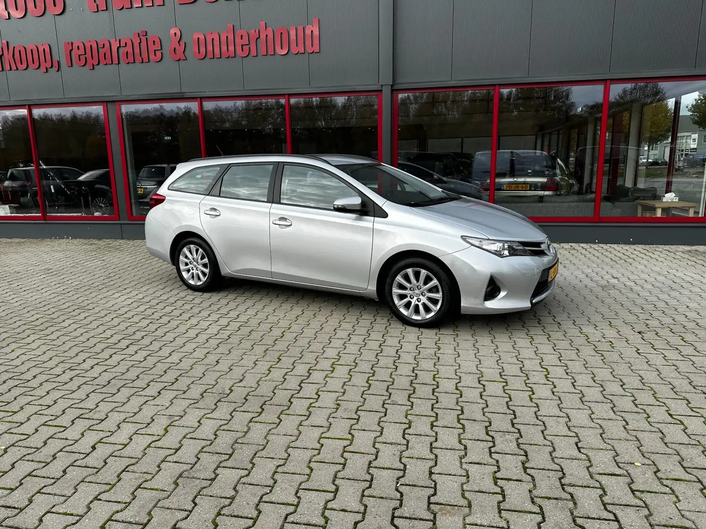 Toyota Auris 1.3 Aspiration / Eerste Eigenaar/ Trekhaak / Clima Gris - 2