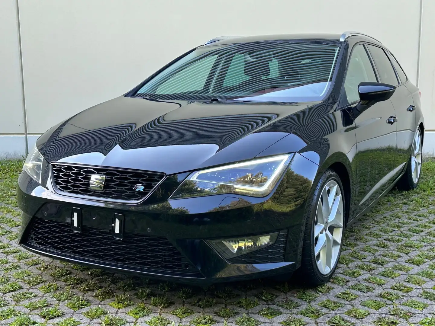 SEAT Leon ST FR | LED | 184PS | AHK | Schwarz - 1