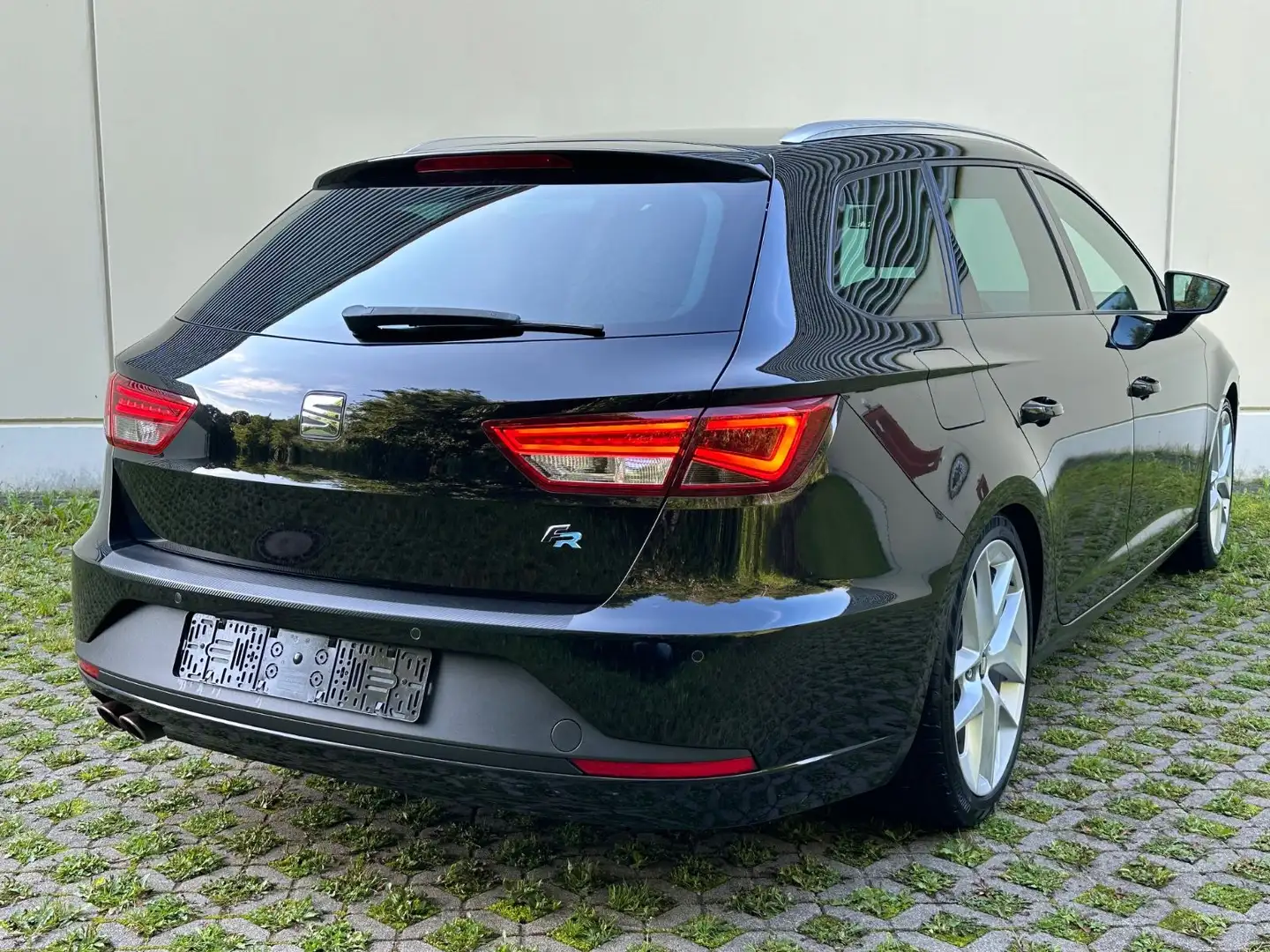SEAT Leon ST FR | LED | 184PS | AHK | Schwarz - 2