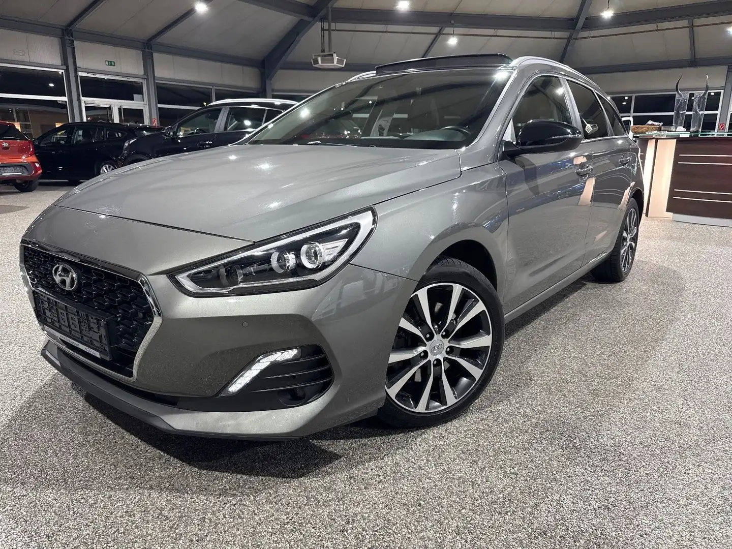 Hyundai i30 cw 1.4i T YES! Plus Pano Navi LED RfK Vert - 1