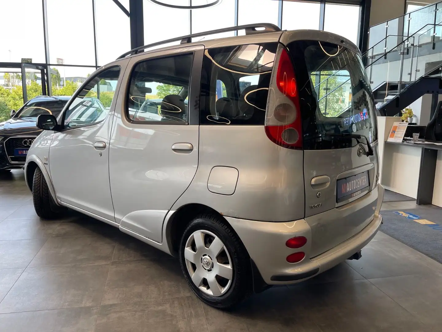 Toyota Yaris 1.3 linea sol *Klima*TÜV08/26*AHK* Gris - 2