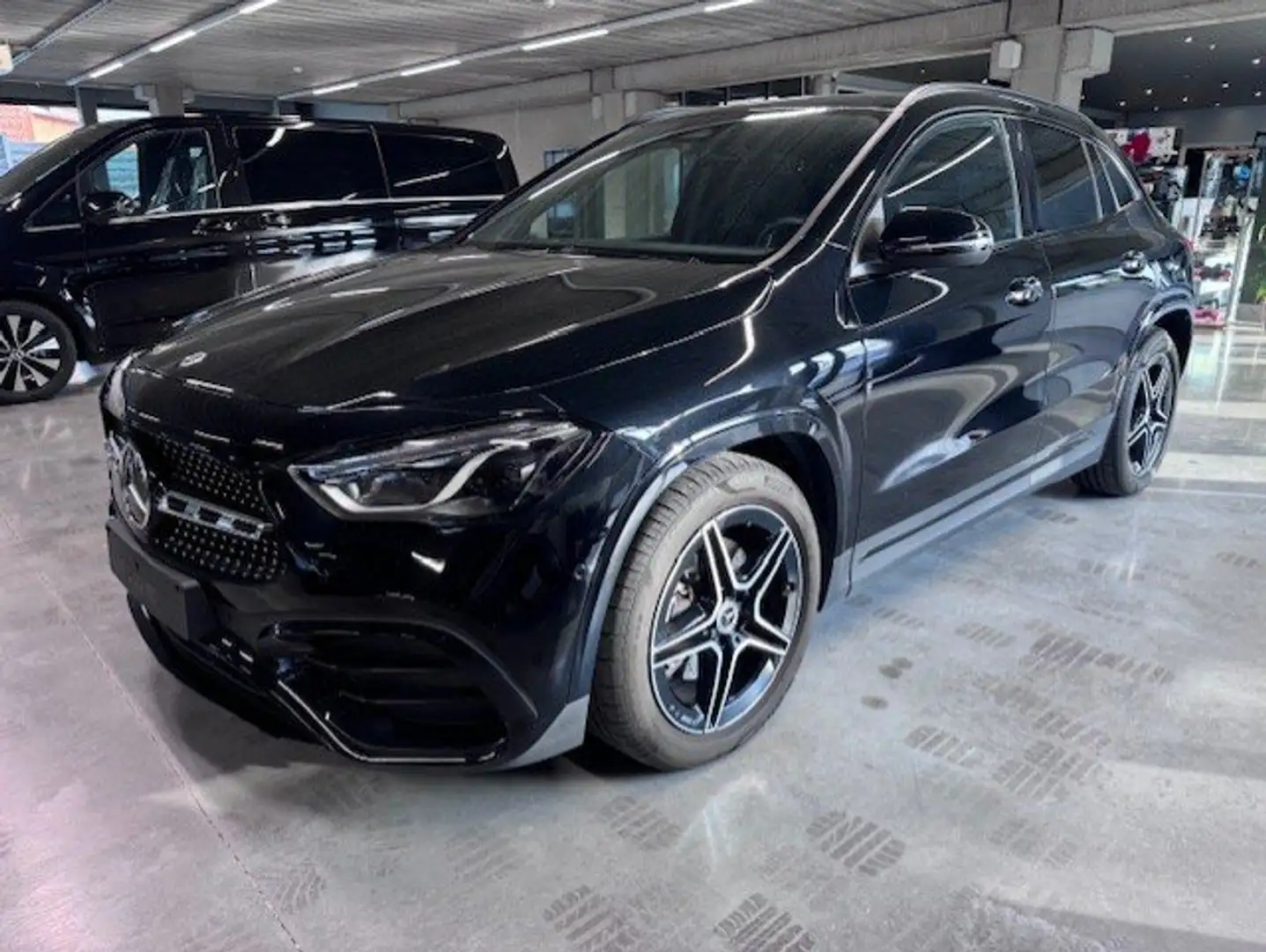 Mercedes-Benz GLA 180 AMG DEMO - PANO DAK - NIGHPAKKET-TREKHAAK - CAMERA Zwart - 1