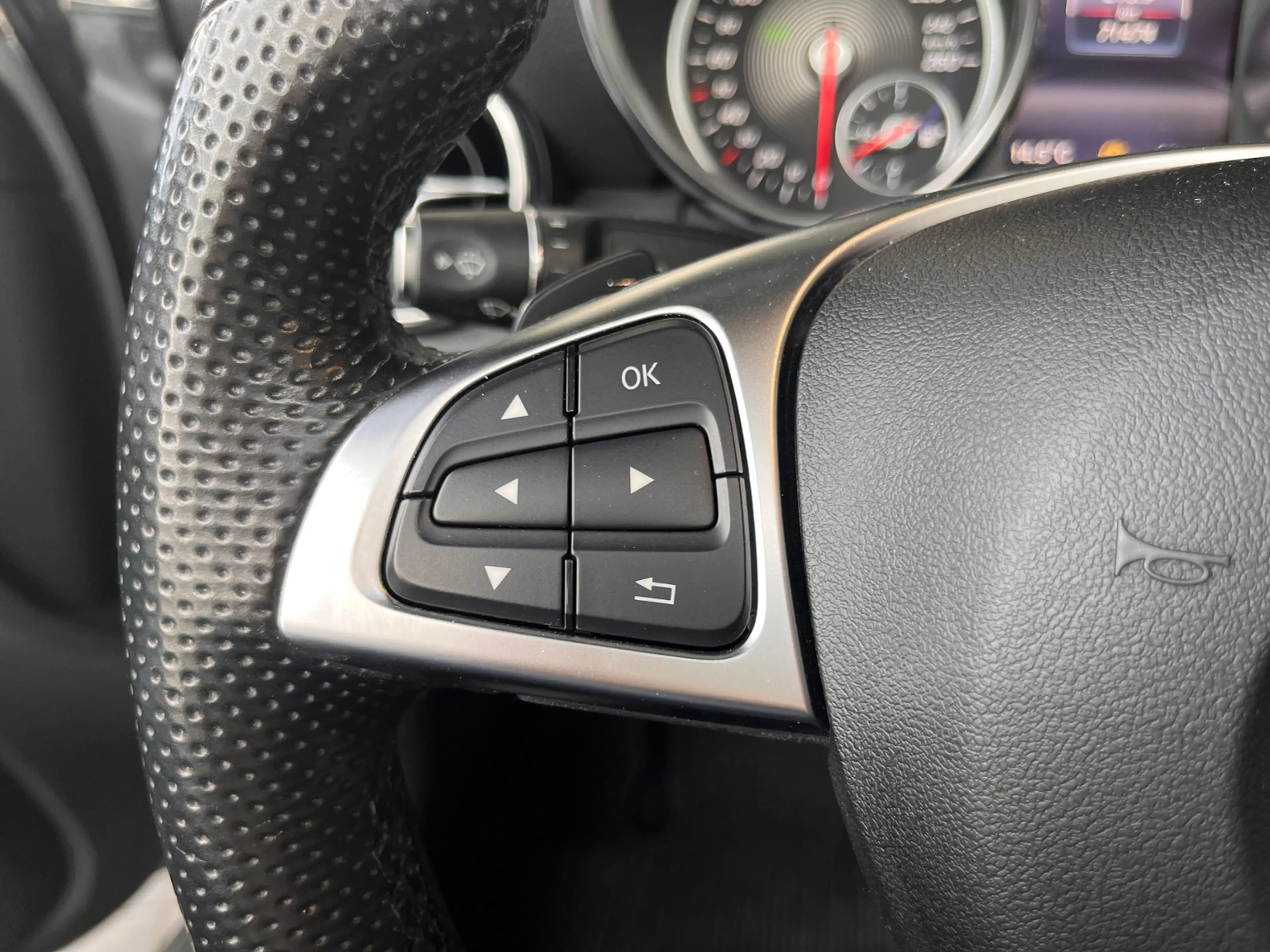 Mercedes-Benz SLC 300 Roadster PANO NAVI ALU — photo 15