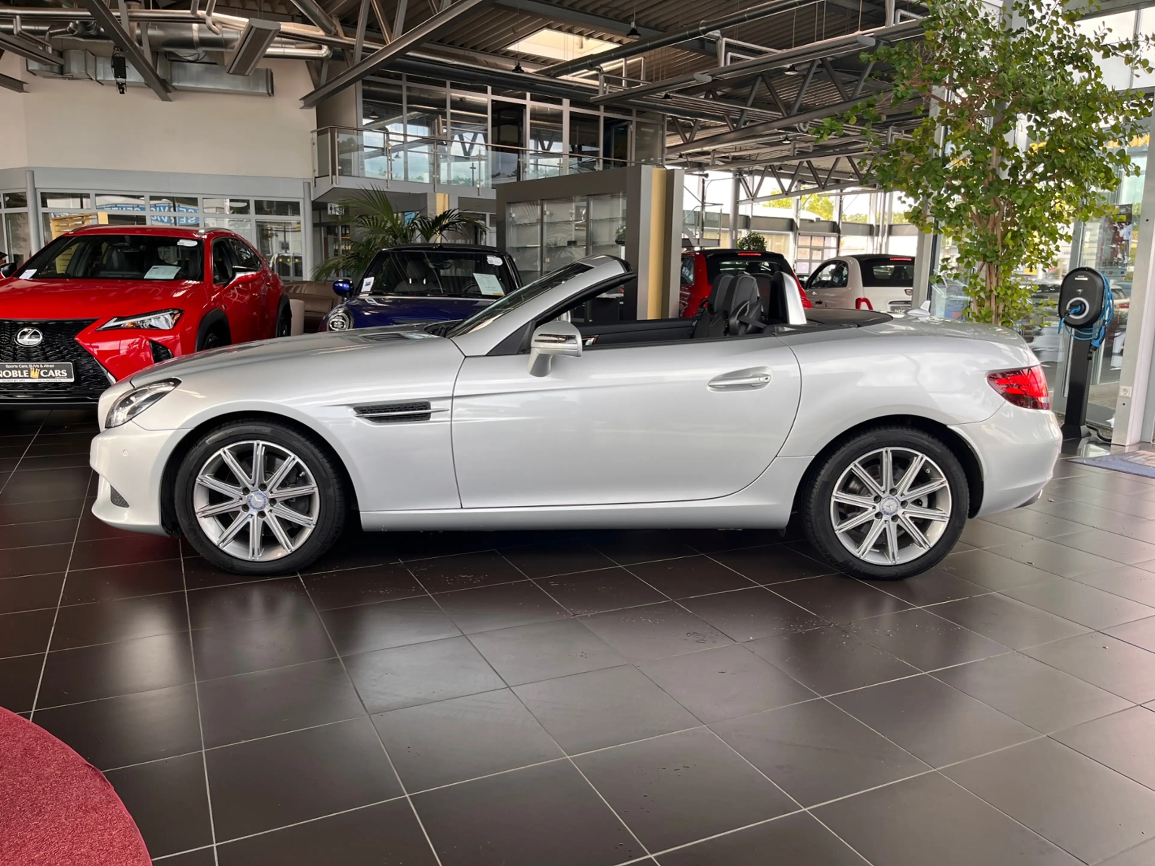 Mercedes-Benz SLC 300 Roadster PANO NAVI ALU — photo 4