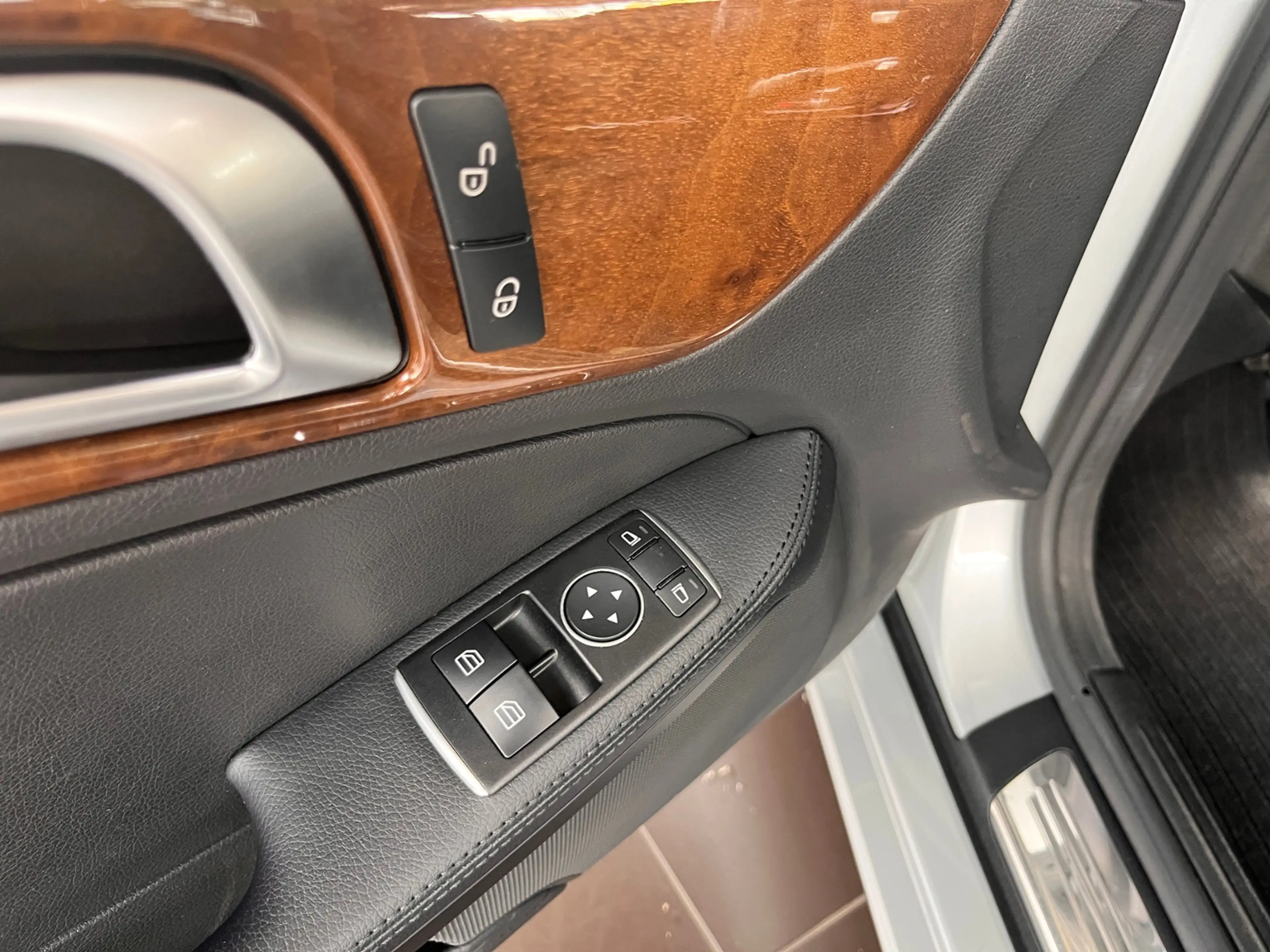 Mercedes-Benz SLC 300 Roadster PANO NAVI ALU — photo 12