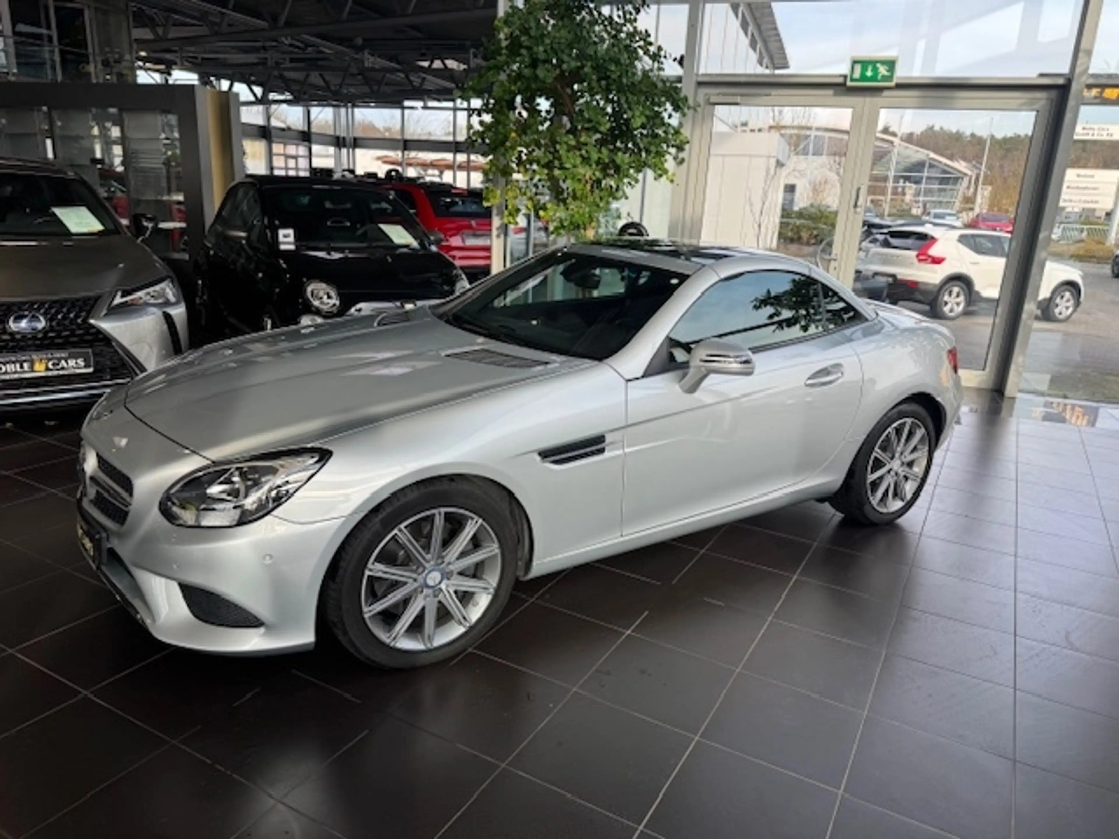 Mercedes-Benz SLC 300 Roadster PANO NAVI ALU — photo 3