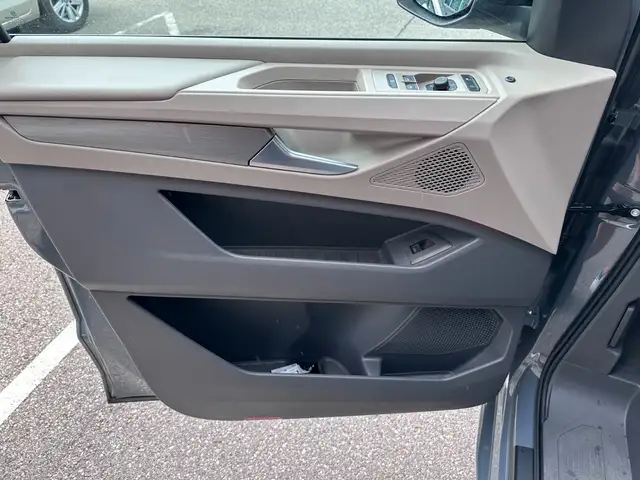 Volkswagen Multivan view 15