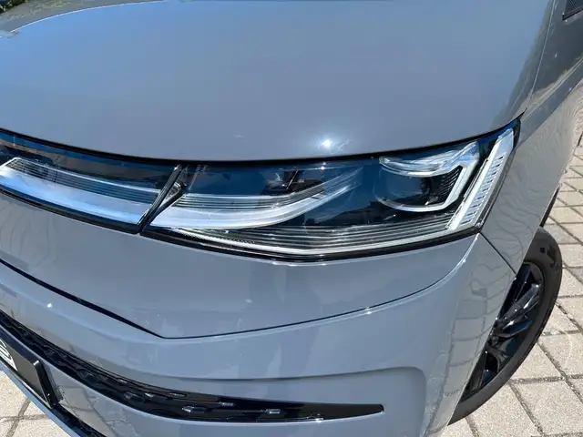 Volkswagen Multivan view 10