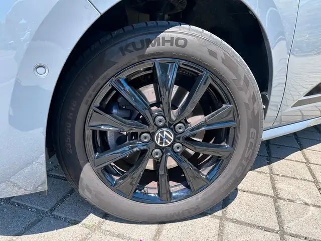 Volkswagen Multivan view 3