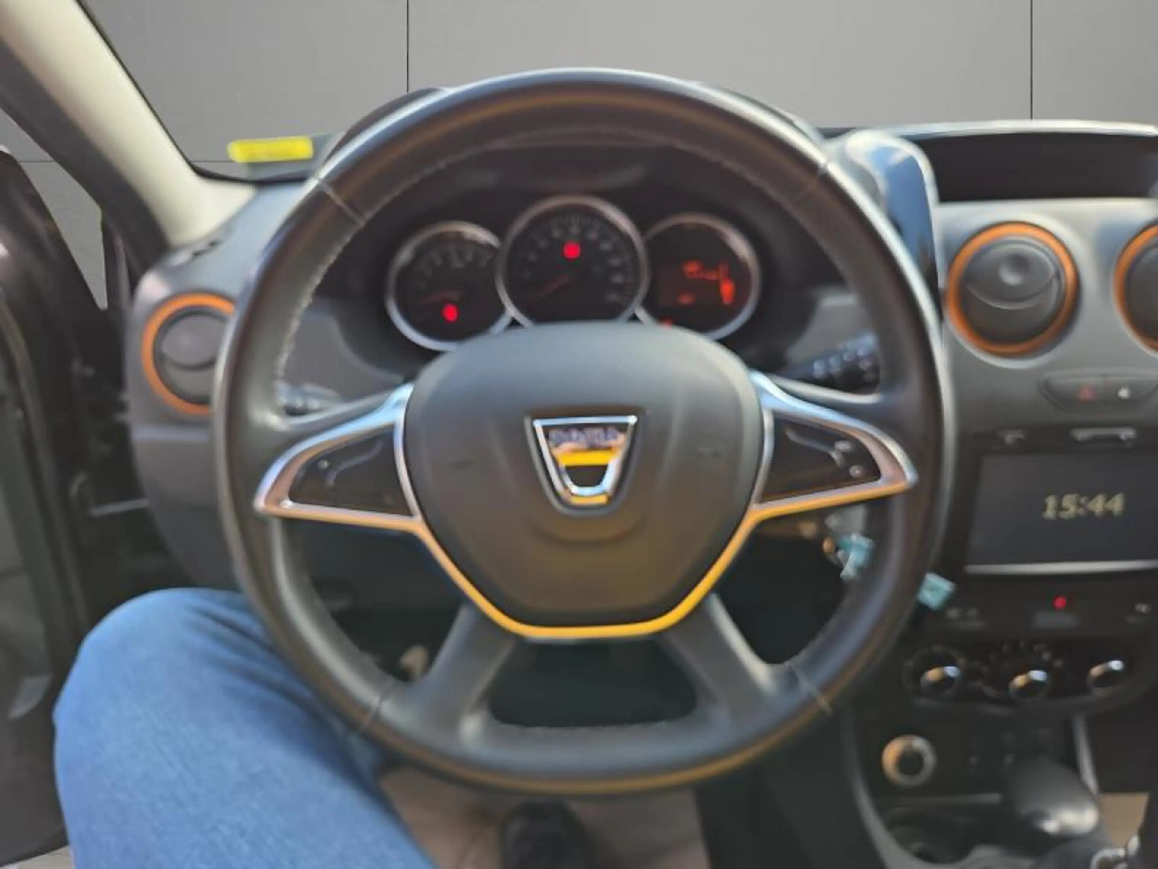 Dacia Duster 1.200cc 125cv 4x4 noir 08/17 Airco GPS Cruise — photo 12