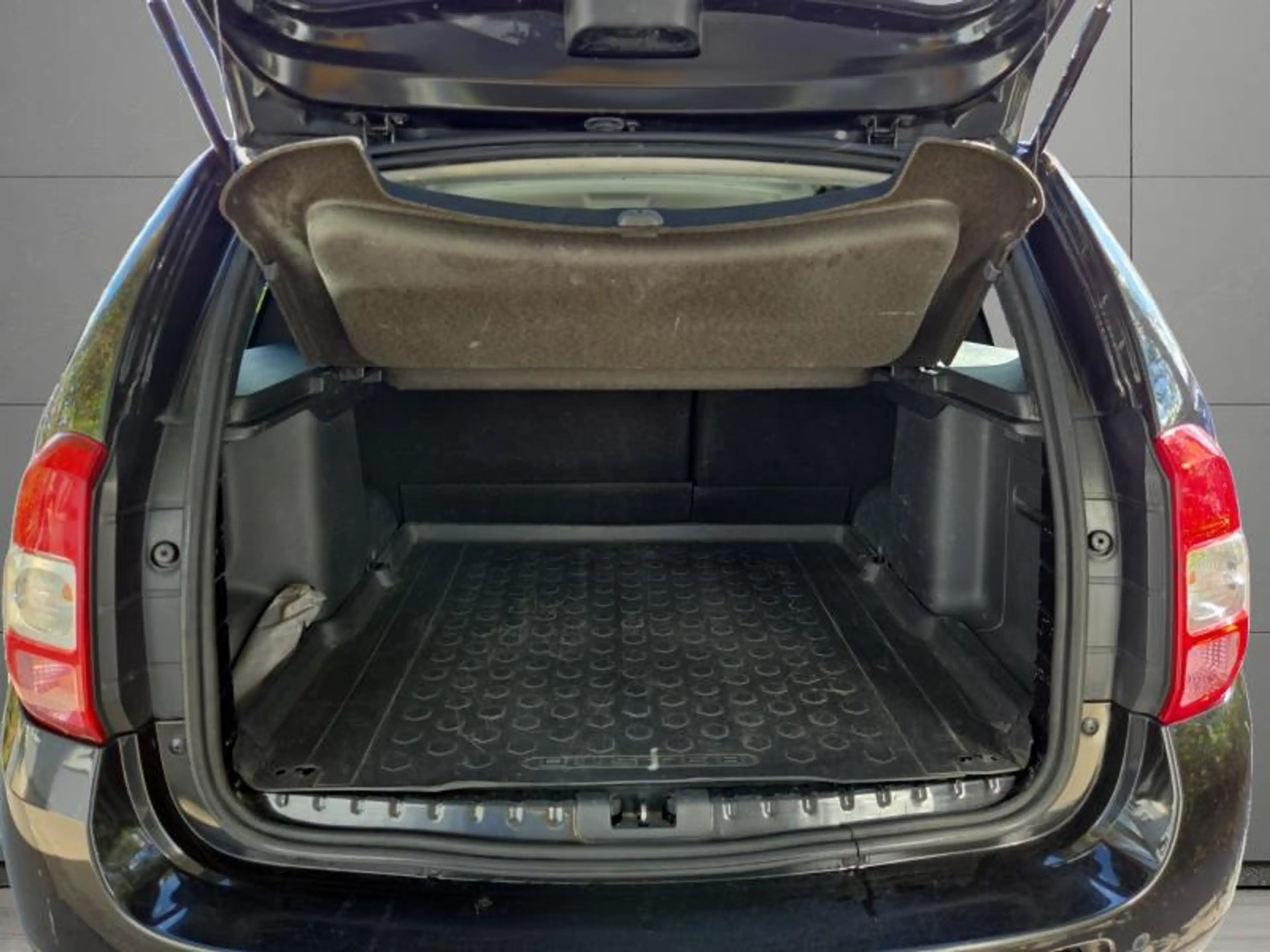 Dacia Duster 1.200cc 125cv 4x4 noir 08/17 Airco GPS Cruise — photo 6