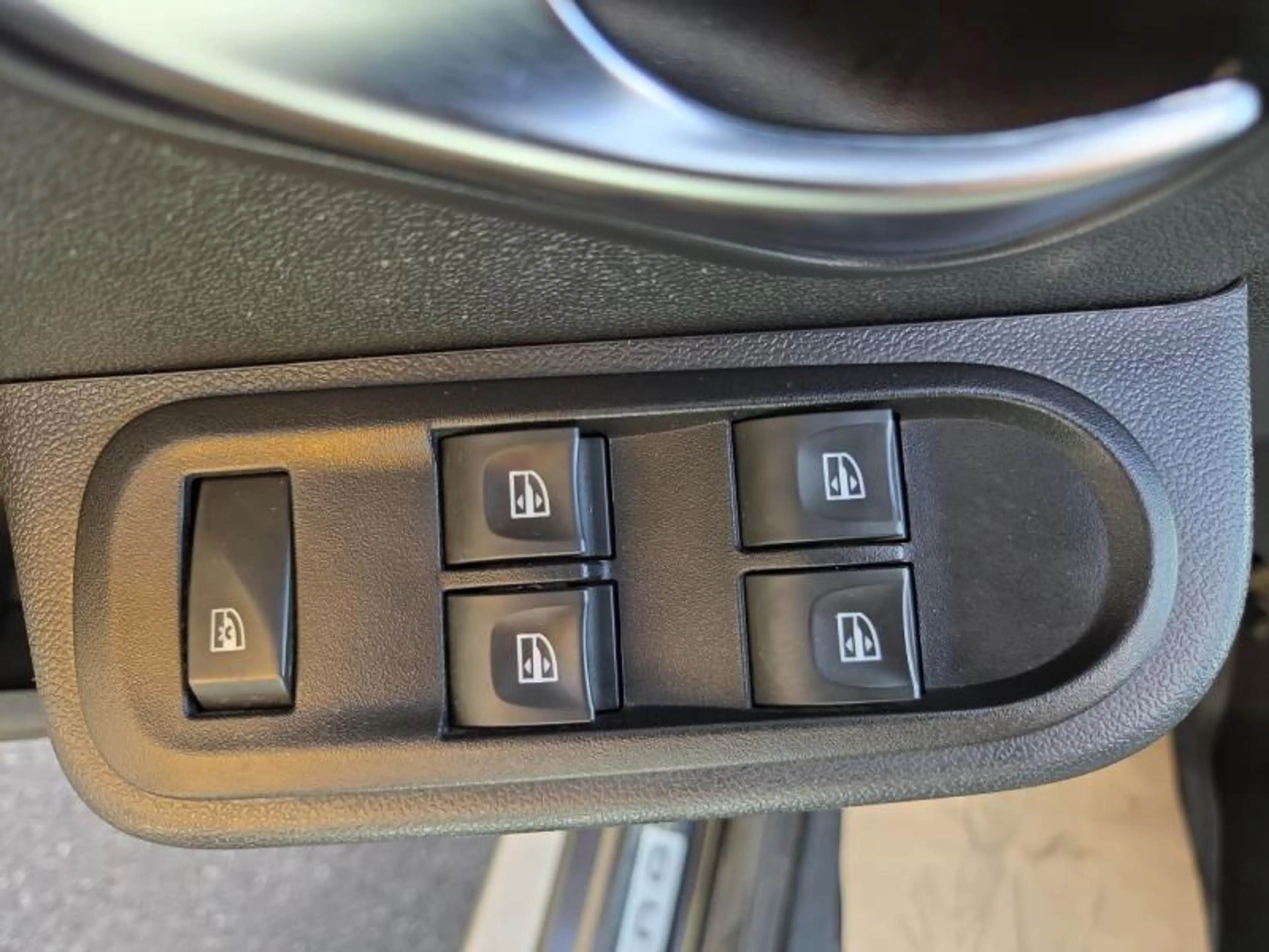 Dacia Duster 1.200cc 125cv 4x4 noir 08/17 Airco GPS Cruise — photo 11