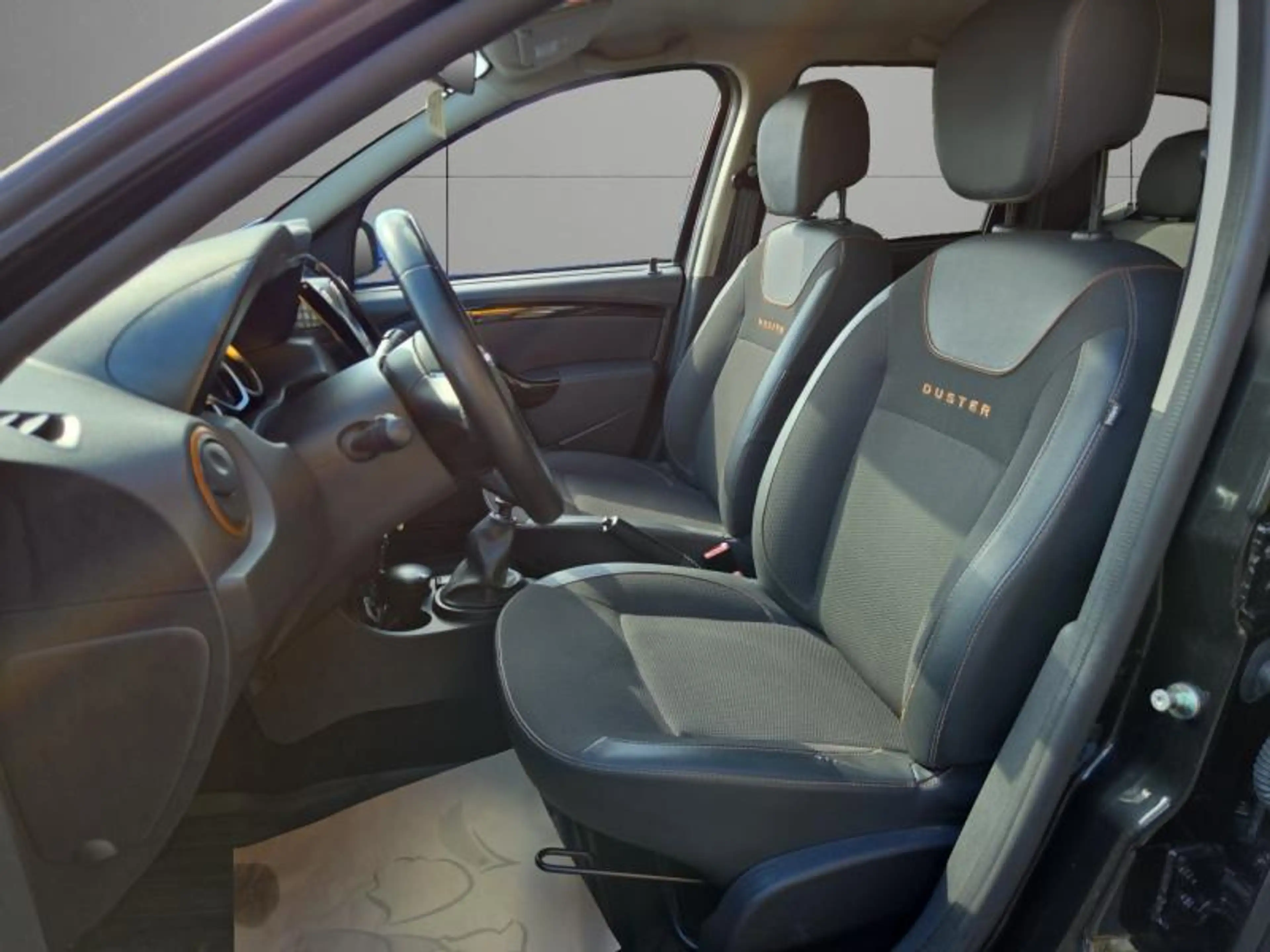 Dacia Duster 1.200cc 125cv 4x4 noir 08/17 Airco GPS Cruise — photo 9